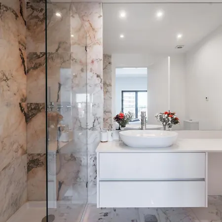 Modern Two Bedroom By Ideal Homes 波尔蒂芒