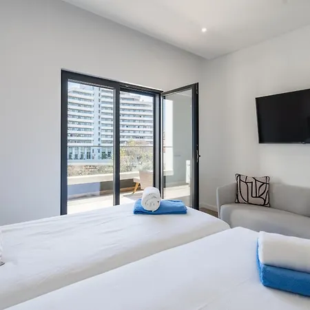Modern Two Bedroom By Ideal Homes 波尔蒂芒