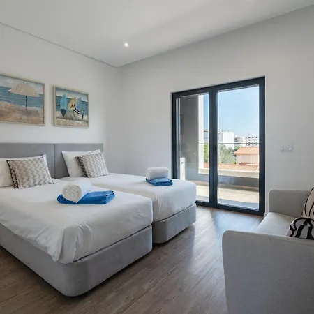Modern Two Bedroom By Ideal Homes 公寓 *
