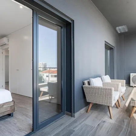Modern Two Bedroom By Ideal Homes Lejlighed *